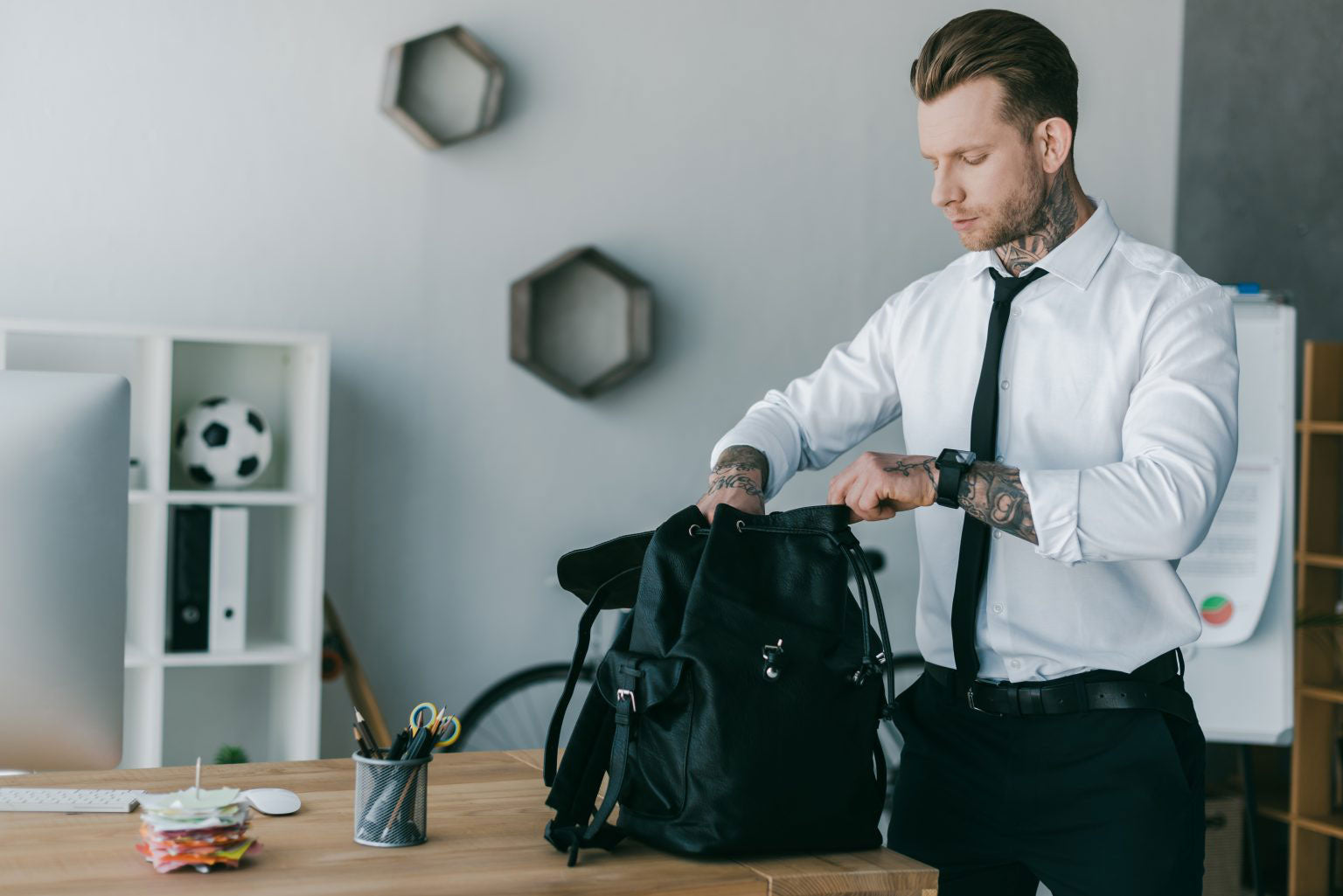 Top 7 lý do nam giới nên chọn balo năng động thay vì túi xách đắt tiền