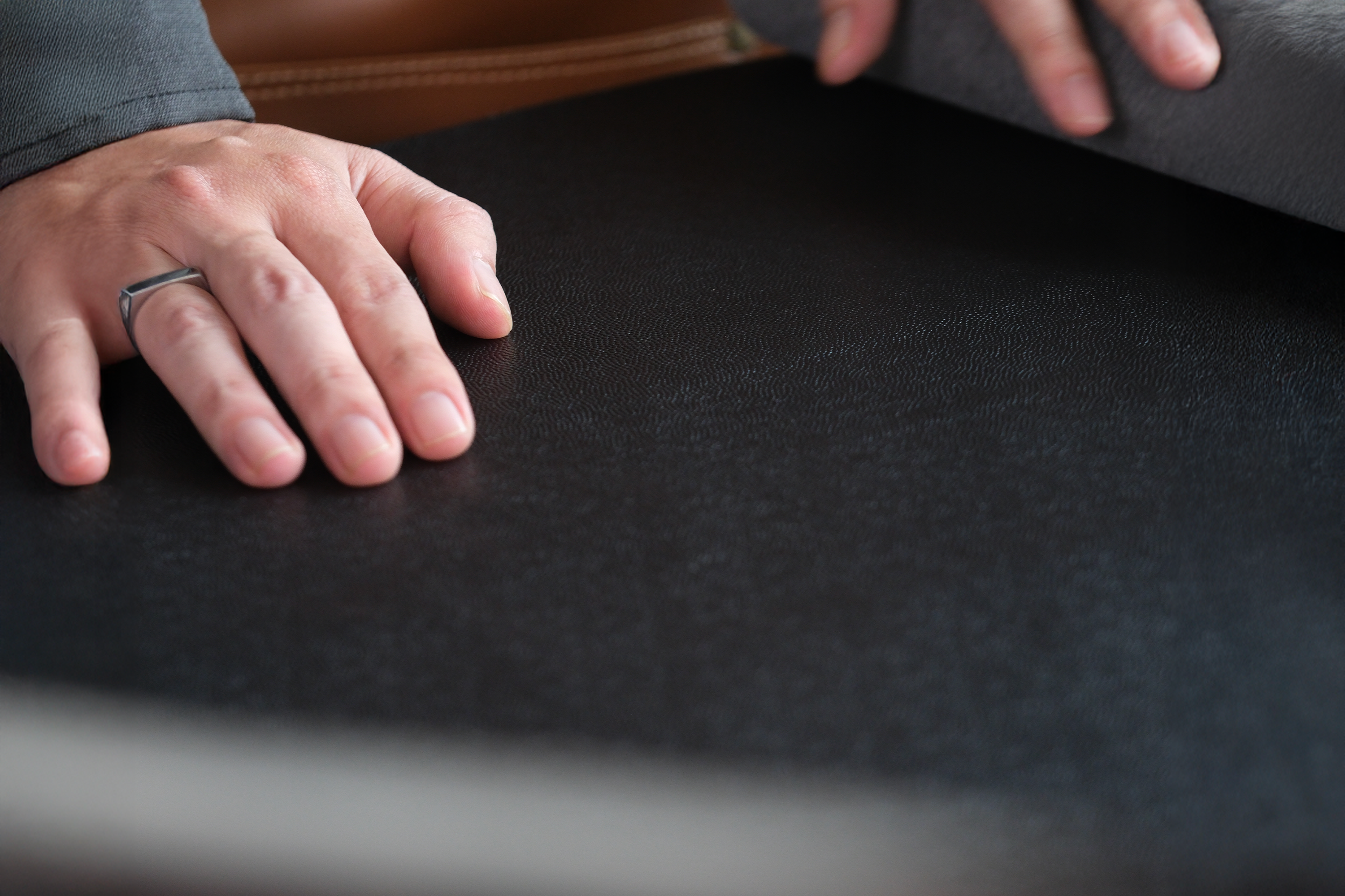 Da Microfiber - Chất Liệu Cao Cấp Thay Thế Da Động Vật Trong Thời Trang Nam